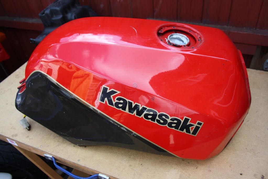 KAWASAKI GPZ900R NINJA ZX900 GPZ 900 PETROL / FUEL TANK TAP & FLOAT